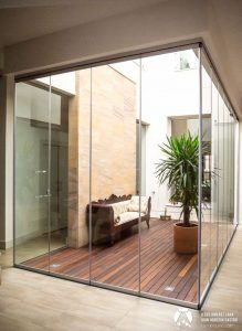 Ideas para decorar patios interiores y traseros
