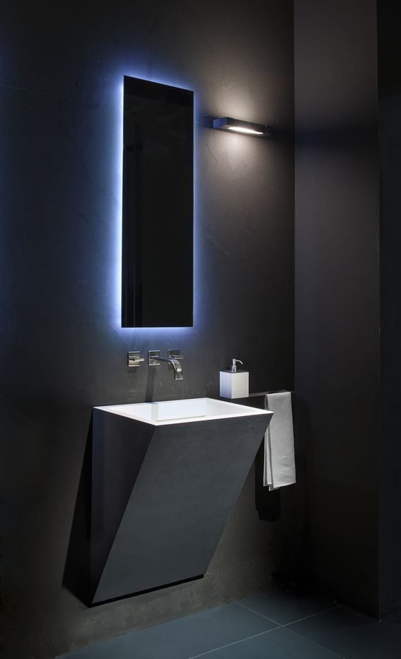 Luz en espejo para baño oscuro