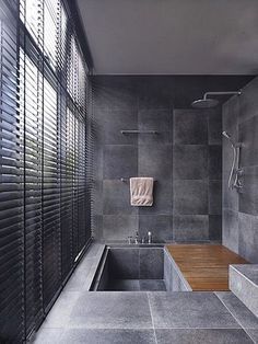 baño oscuro con encanto