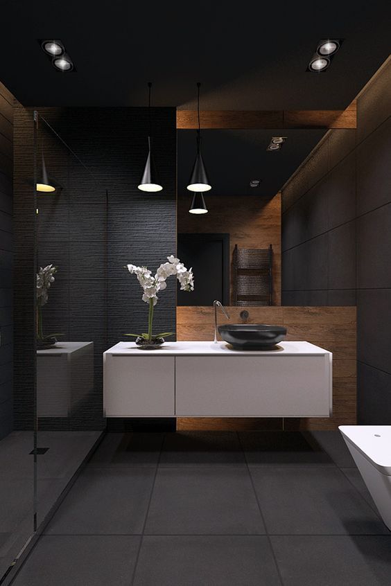 Baño oscuro con encanto