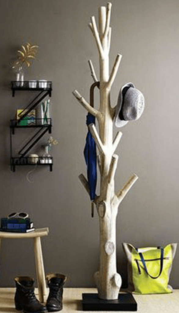 perchero con troncos de madera