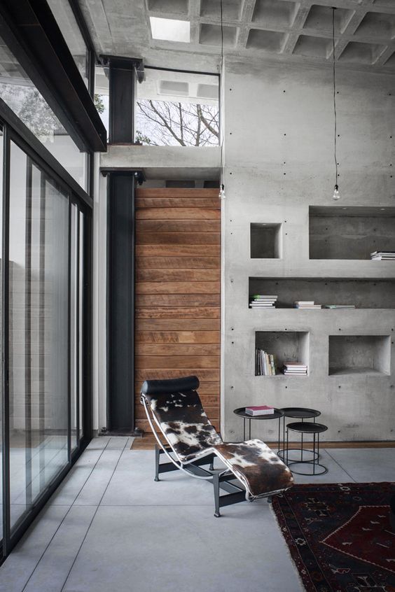 Sala relajante con tonos grises y una cómoda silla
